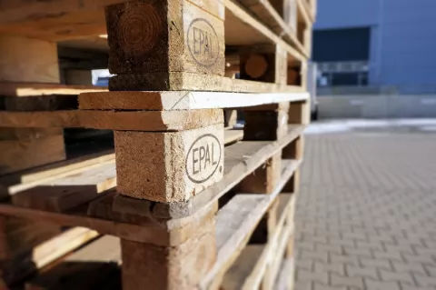 Sprawna paletyzacja w branżach przemysłowych